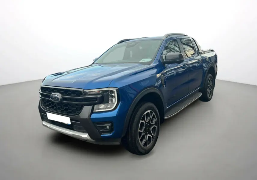 Ford Ranger 2.0 205 Wildtrak Plus bleu lightning en 3/4 avant droit avec jantes alu 20 pouces et marchepieds visibles.