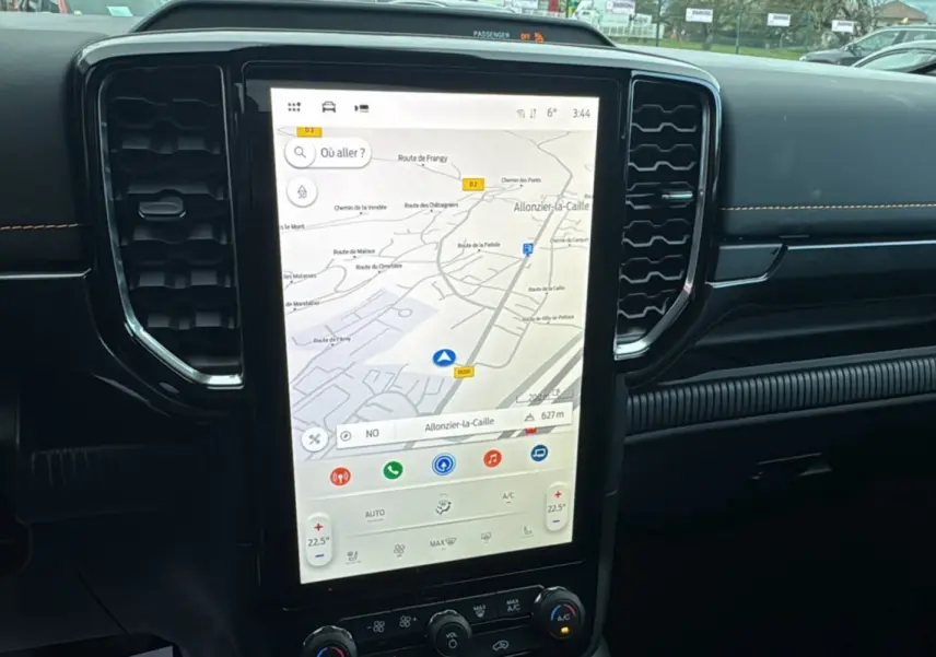 Vue intérieure du tableau de bord du Ford Ranger 2025 avec écran tactile central affichant la navigation GPS.