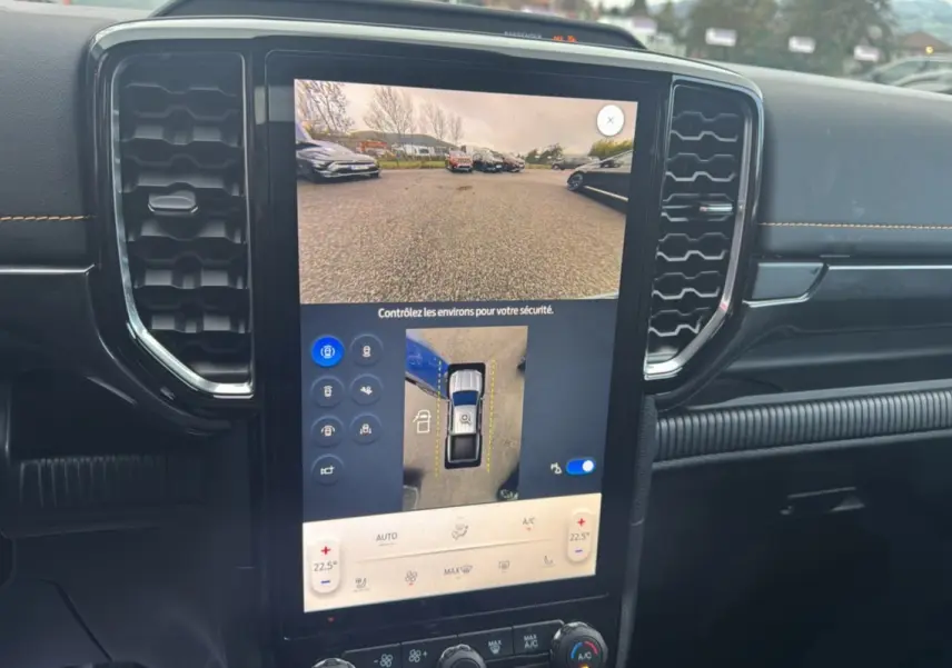 Vue rapprochée de l’écran central tactile du Ford Ranger 2025 affichant la caméra 360° et les commandes de climatisation.
