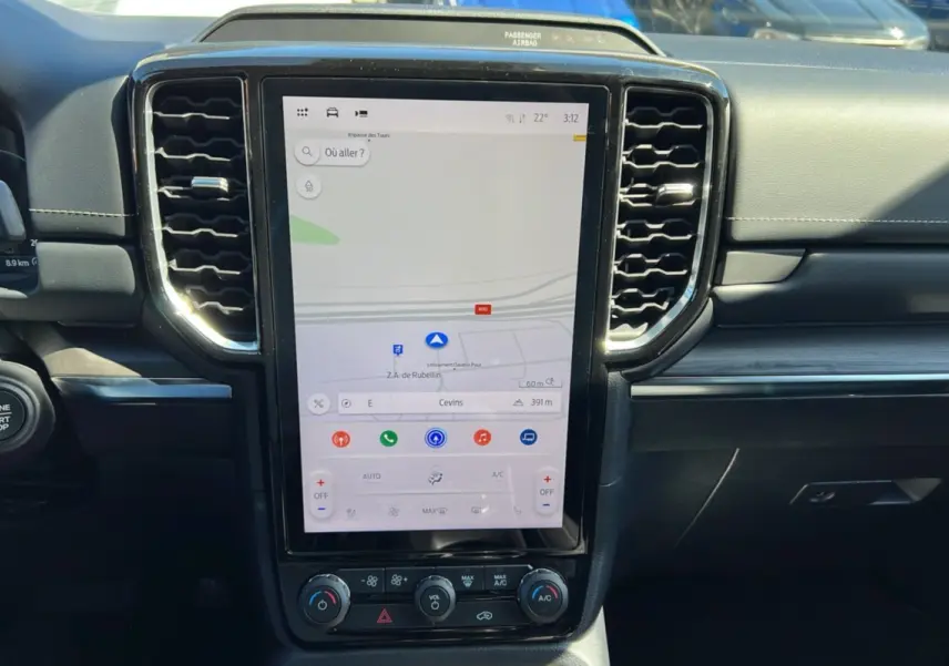 Vue frontale du tableau de bord du Ford Ranger 2026 noir agate, avec grand écran tactile central affichant la navigation.