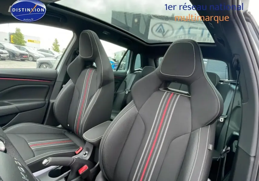 Vue intérieure sur les sièges avant sport noirs avec surpiqûres blanches et bandes rouges et grises centrales du Skoda Kamiq Monte Carlo 2026.