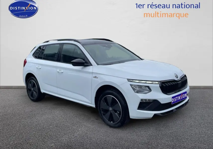 SKODA KAMIQ blanc nacré en 3/4 avant droit avec toit noir et jantes alu noires distinctives.