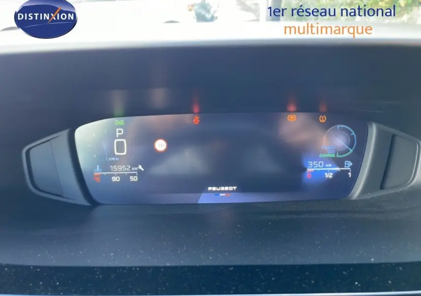 Tableau de bord numérique de Peugeot 308 SW Hybrid 145ch, affichage des informations de conduite et autonomie.