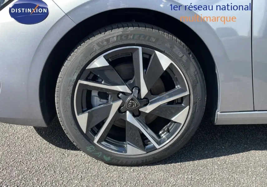 Gros plan sur la roue avant gauche de la Peugeot 308 SW gris Artense métal avec jante alliage bi-ton distinctive.