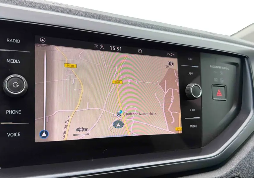 Écran tactile central du système de navigation Discover Media de la Volkswagen Polo Business blanche, vue intérieure.