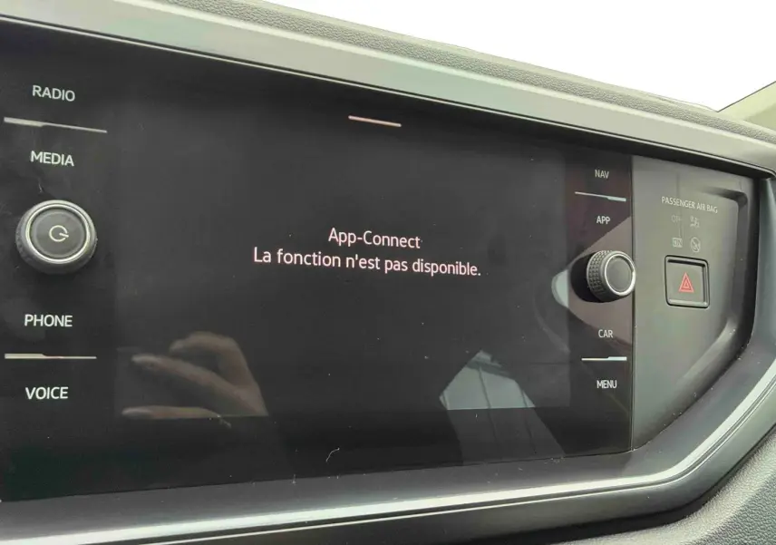 Écran tactile du système infotainment Volkswagen Polo Business 2021 affichant un message d'erreur App-Connect.