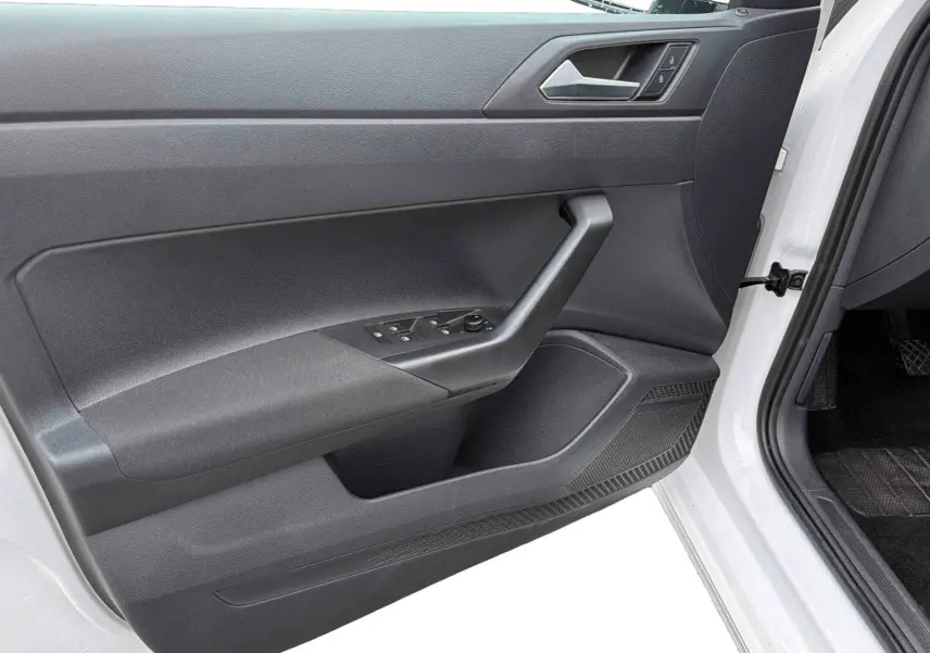 Vue intérieure côté gauche de la porte avant blanche d'une Volkswagen Polo Business 2021 avec commandes électriques des vitres.
