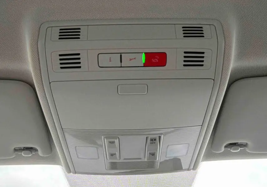 Vue en contre-plongée du plafonnier gris clair avec commandes d’éclairage et alerte de ceinture de la Volkswagen Polo Business blanche.