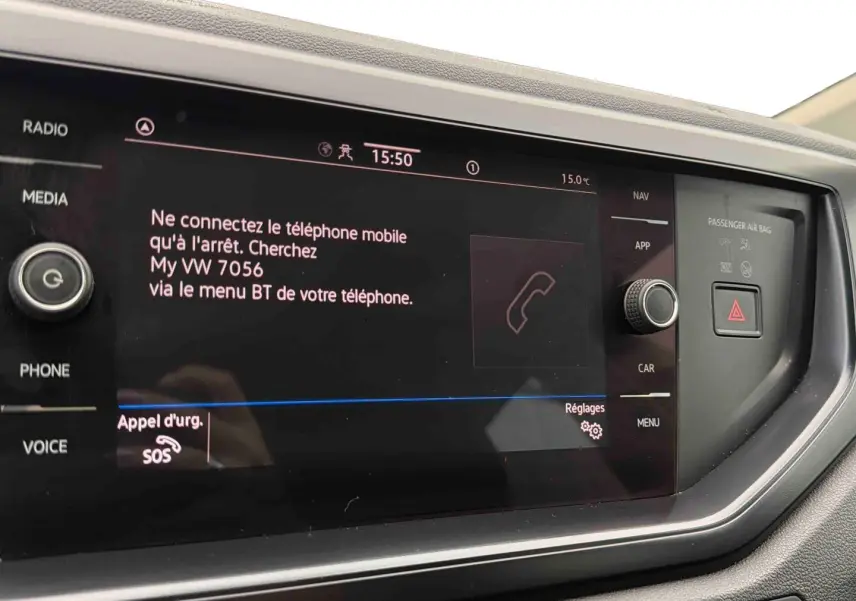 Écran tactile central du système infotainment Volkswagen Polo Business 2021 affichant un message de connexion Bluetooth.
