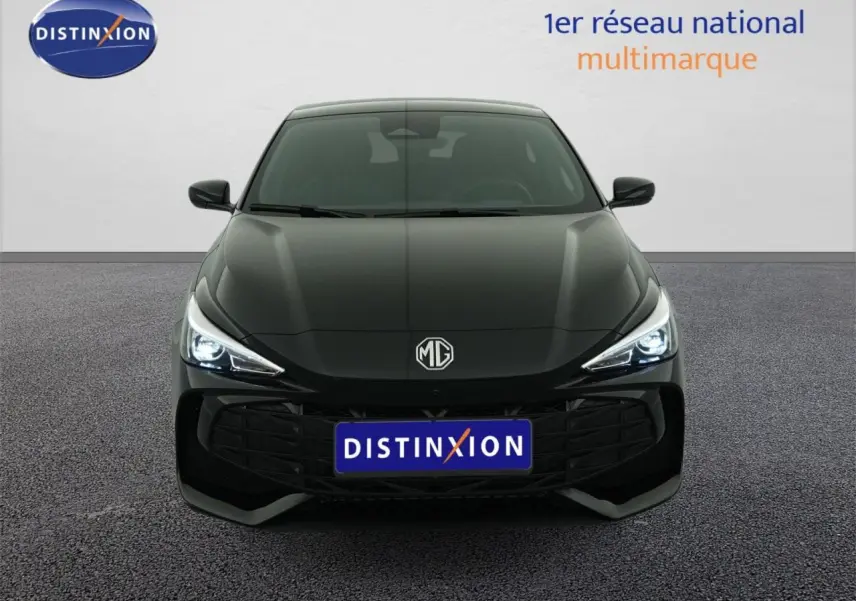 Vue frontale d'une MG3 1.5 Hybrid+ noire, avec phares LED allumés et calandre imposante en arrière-plan neutre.