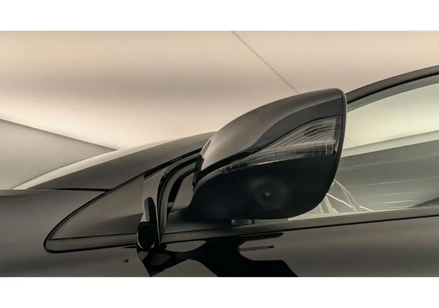 Gros plan sur le rétroviseur droit noir brillant du MG3 1.5 Hybrid+ 195 Luxury avec caméra intégrée.