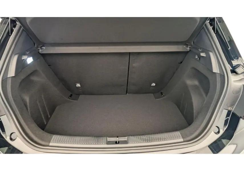 Coffre ouvert vu de l'arrière du MG3 1.5 Hybrid+ noir, montrant un espace de chargement propre et bien fini.