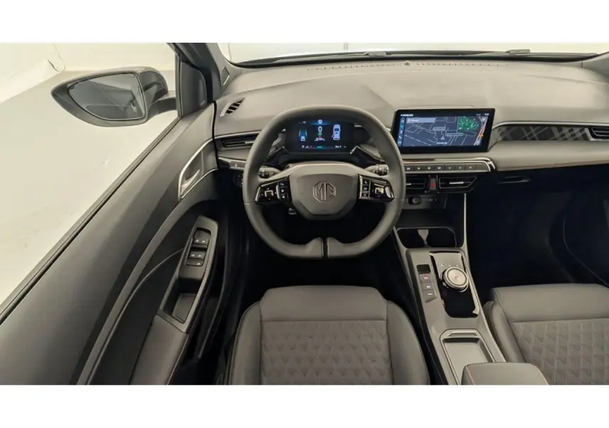 Vue intérieure frontale du poste de conduite noir du MG3 1.5 Hybrid+ 195 Luxury avec écran tactile et volant multifonction.