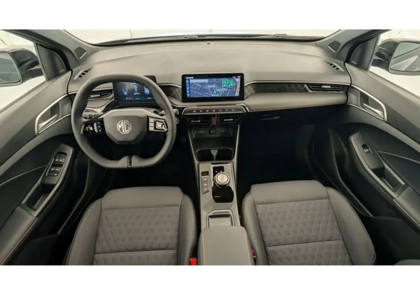 Vue intérieure frontale du tableau de bord et volant noir du MG3 1.5 Hybrid+ 195 Luxury avec écran tactile central.