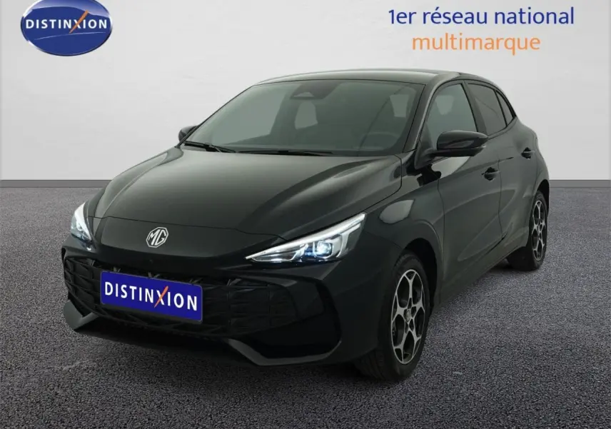 MG3 1.5 Hybrid+ noir métallisé vu en 3/4 avant droit avec phares allumés et jantes spécifiques.