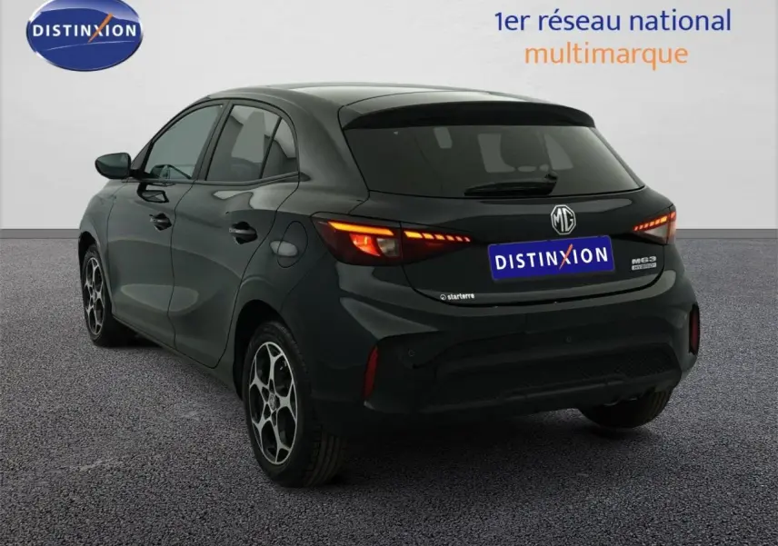 Vue 3/4 arrière droite d'une MG3 1.5 Hybrid+ noire avec feux arrière allumés et jantes distinctives.