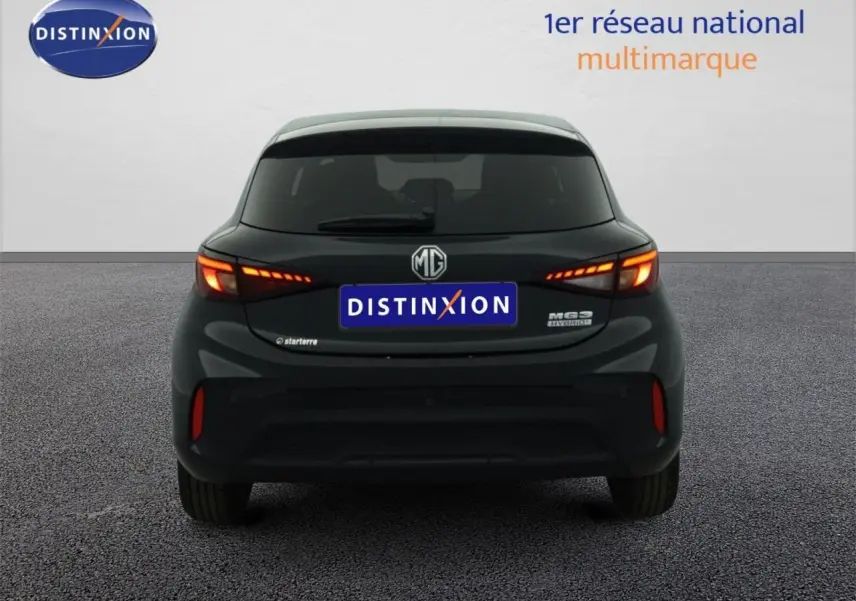 Vue arrière d'une MG3 1.5 Hybrid+ noire avec feux allumés et vitres arrière surteintées.