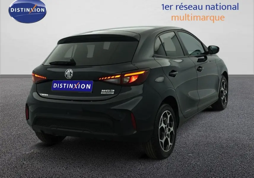 Vue 3/4 arrière droite d’une MG3 1.5 Hybrid+ noire avec feux arrière allumés et vitres surteintées.