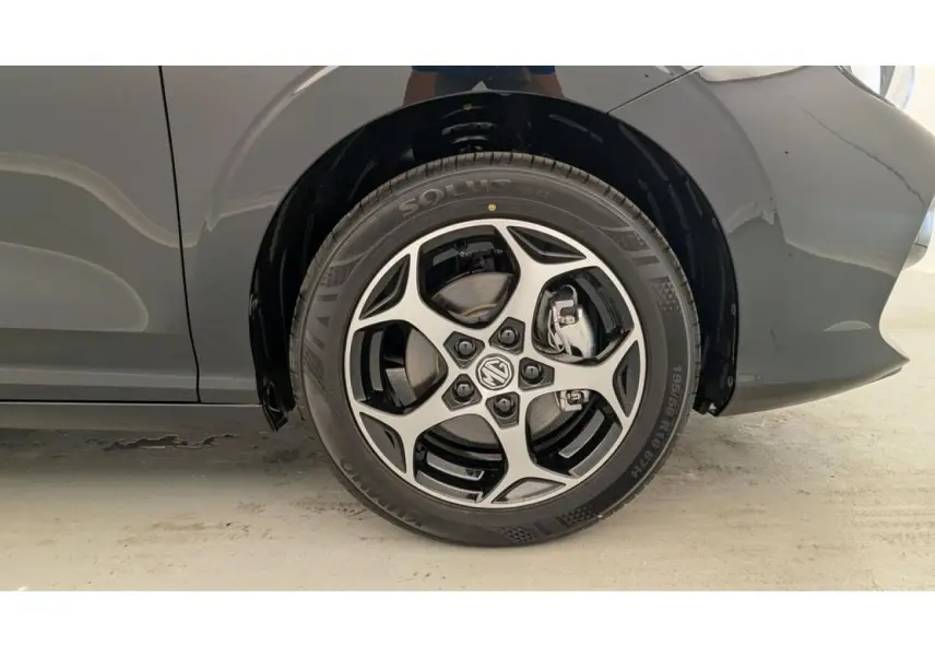 Gros plan sur la roue avant droite noire d'une MG3 1.5 Hybrid+ 195 Luxury avec jante alliage bicolore.