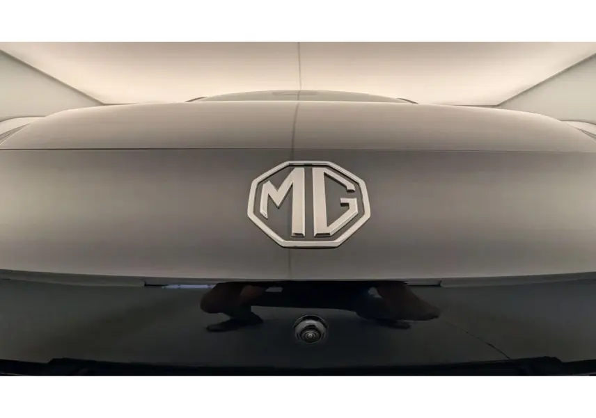 Gros plan sur le logo MG et la caméra 360° arrière d'une MG3 noire, version 1.5 Hybrid+ 195 Luxury.