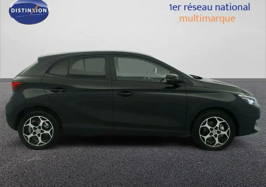 Profil droit de la MG3 1.5 Hybrid+ 195 Luxury noire, avec jantes alliage et vitres surteintées.