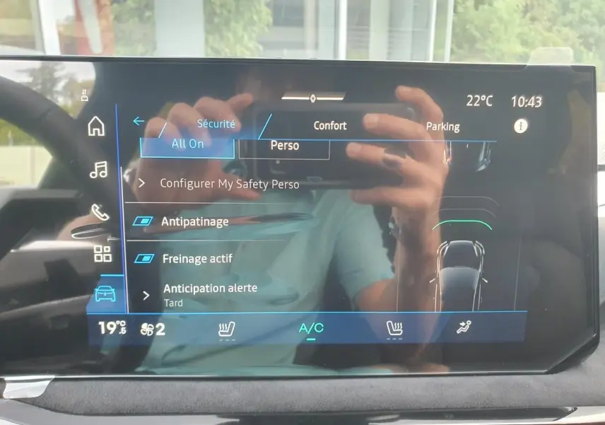 Écran tactile central de la Renault Clio VI affichant les réglages de sécurité et confort, intérieur noir.