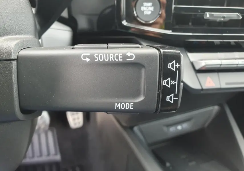 Gros plan sur la commande de source et mode audio noire dans l’habitacle de la Renault Clio VI 2026.