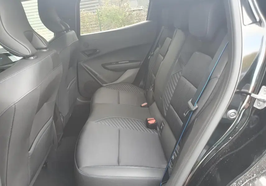 Vue intérieure côté droit des sièges arrière noirs étoile de la Renault Clio VI 1.2 ECO-G 120 ESPRIT ALPINE.
