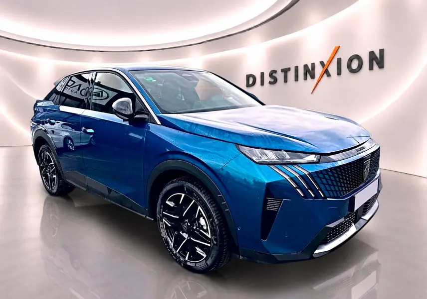 Peugeot 3008 bleu obsession en 3/4 avant droit, avec calandre noire et jantes alliage noires brillantes.