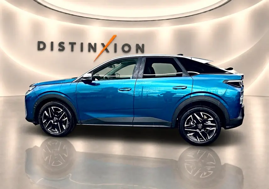 Peugeot 3008 1.2 hybrid 145 allure business bleu obsession en profil droit, jantes alliage noires et toit noir.