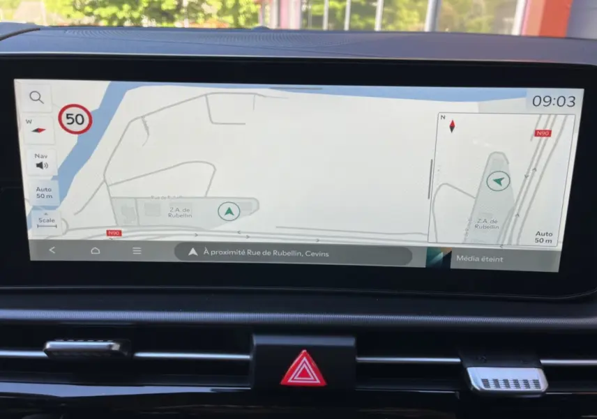 Écran GPS 12,3 pouces du tableau de bord du Kia Sportage 2026, affichant une carte de navigation.