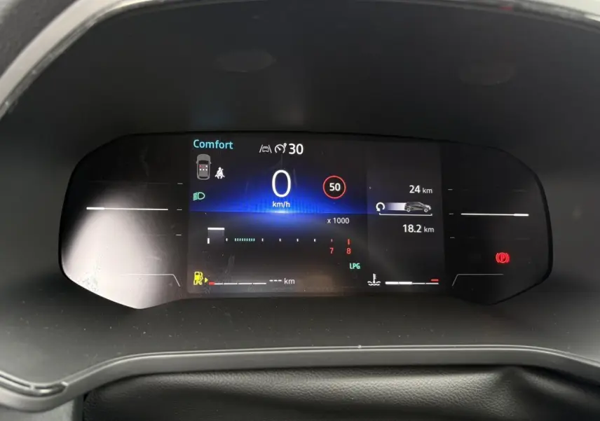 Affichage numérique du tableau de bord du Renault Captur 2025 montrant la vitesse à 0 km/h et indicateurs de conduite.