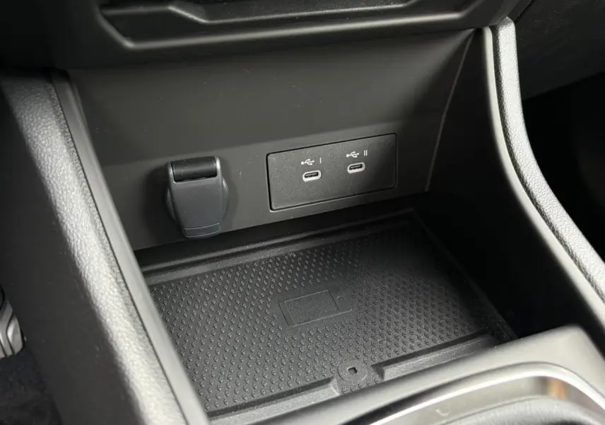 Gros plan sur la console centrale noire du Renault Captur 2025 avec double port USB-C et prise 12V.