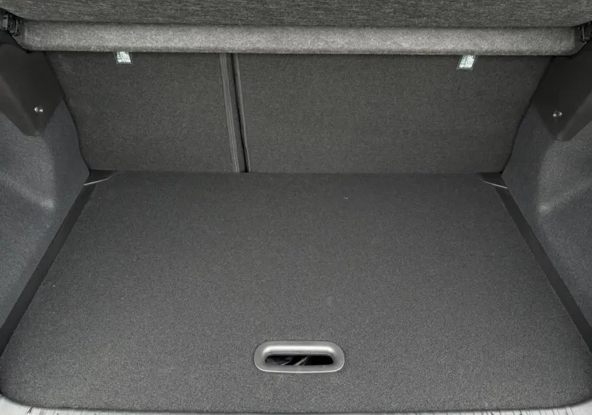 Coffre spacieux vu de face, revêtement noir et plancher plat du Renault Captur Noir Etoile 2025.