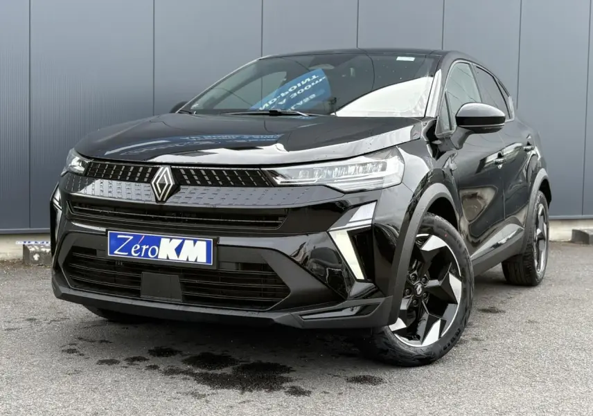 Renault Captur 2025 noir étoile en 3/4 avant droit, avec jantes aluminium noires et calandre moderne.