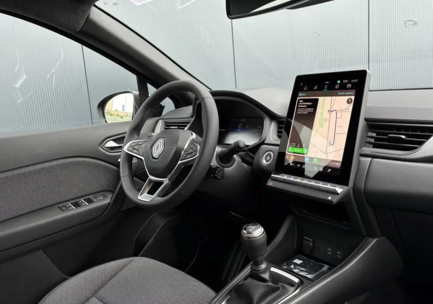 Intérieur côté conducteur du Renault Captur 2025 noir étoile, volant multifonction et écran tactile vertical Open R-Link 10 pouces.