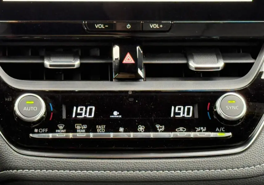 Panneau de climatisation digital de la Toyota Corolla Touring Sport 2025, affichant 19°C en mode automatique.