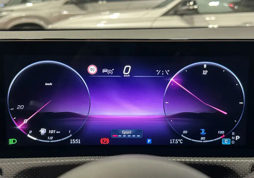 Tableau de bord numérique violet de la Mercedes Classe CLA Shooting Brake II 200D AMG, affichage vitesse et température