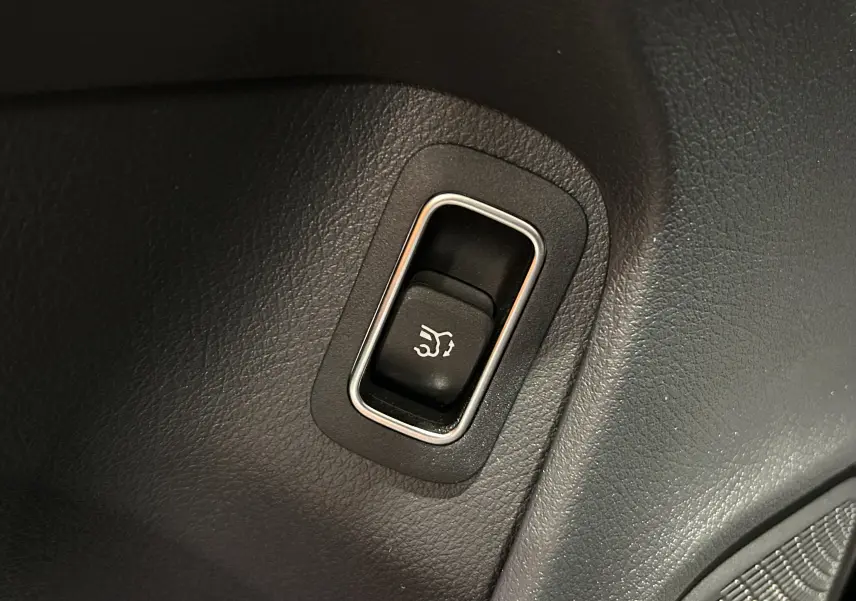 Bouton noir avec symbole d'ouverture du hayon, intégré dans le panneau intérieur noir d'une Mercedes CLA Shooting Brake 2024.