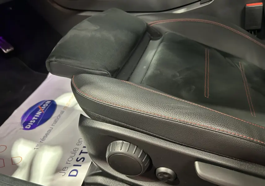 Détail du siège avant droit en cuir noir avec surpiqûres rouges dans une Mercedes CLA Shooting Brake 2024.