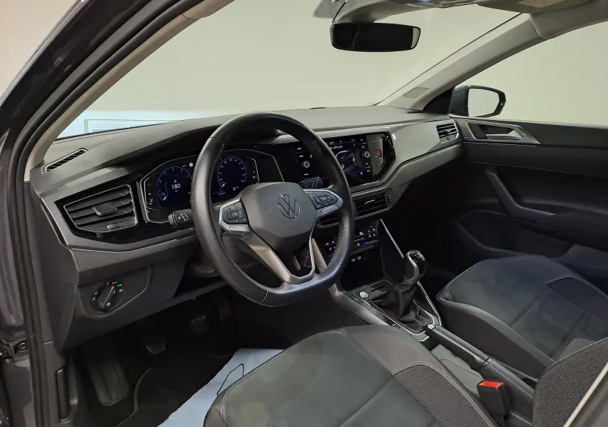 Vue intérieure côté conducteur de la Volkswagen Polo 2023, tableau de bord moderne avec digital cockpit et volant multifonction.