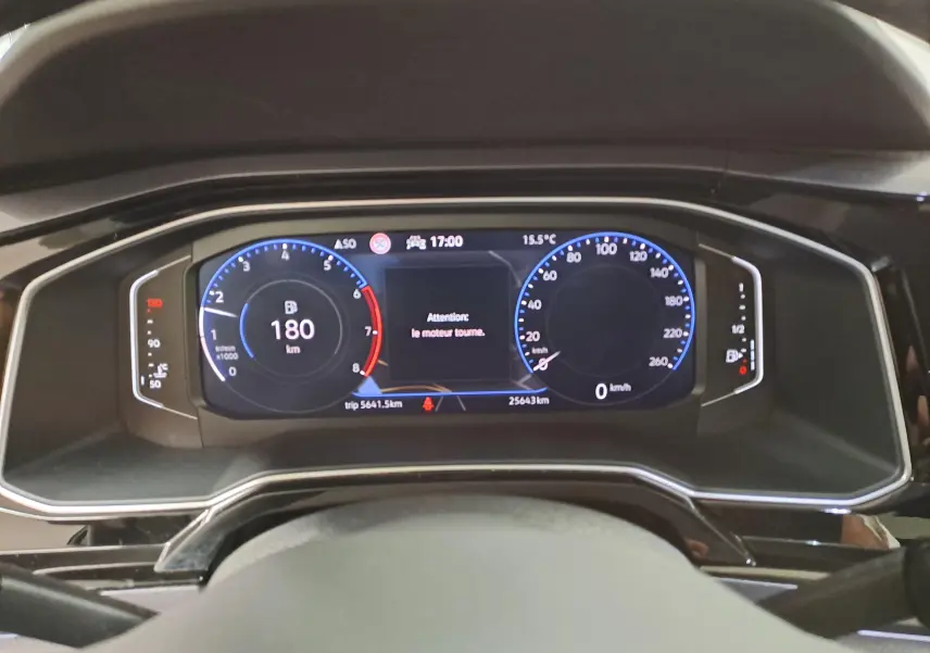 Vue rapprochée du tableau de bord numérique Digital Cockpit Pro de la Volkswagen Polo 2023 avec affichage du compteur et alertes.