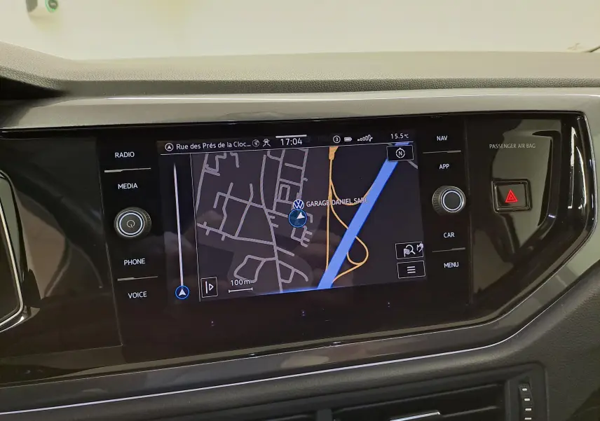 Affichage du système de navigation digital cockpit pro dans une Volkswagen Polo 2023, vue de face du tableau de bord.