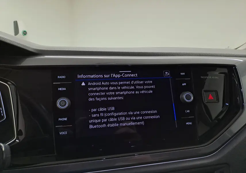 Vue rapprochée de l'écran tactile central du Volkswagen Polo 2023 affichant les options App-Connect avec interface Android Auto.