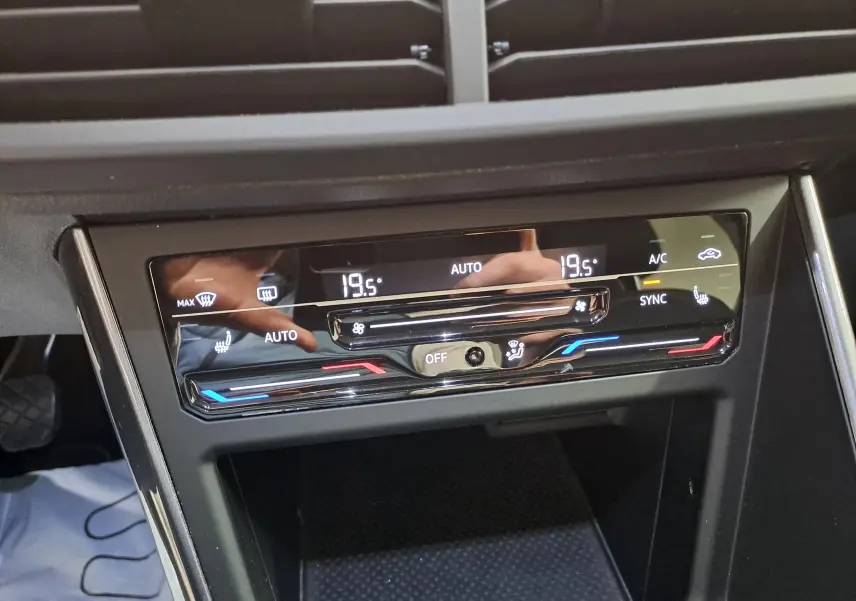 Panneau de commande de climatisation digitale avec affichage de température à 19,5°C dans une Volkswagen Polo gris cendré.