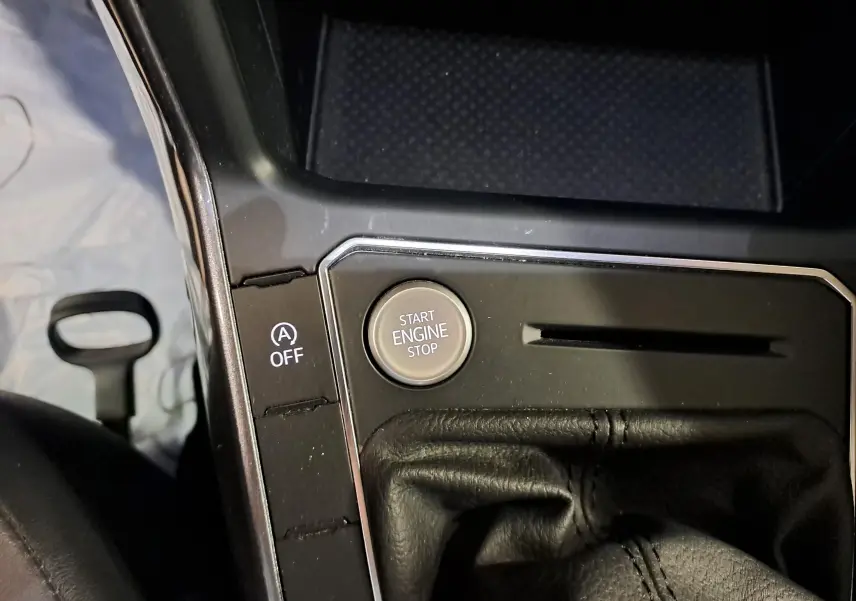 Détail de la console centrale de la Volkswagen Polo 2023 gris cendré, bouton start/stop et levier de vitesses manuelle visible.