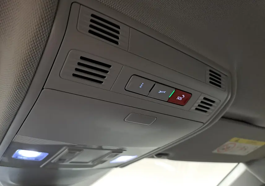 Plafonnier intérieur avec boutons SOS, assistance et éclairage LED dans une Volkswagen Polo gris cendré 2023.