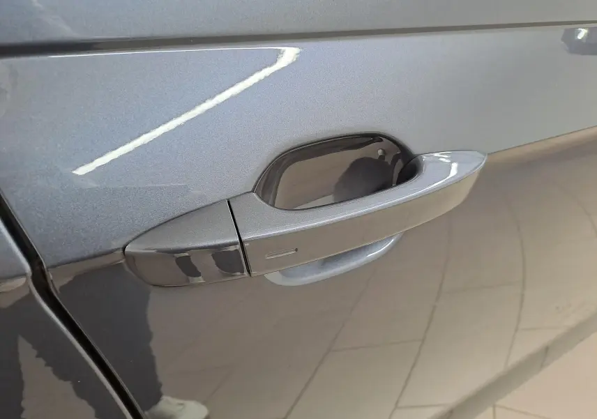 Poignée de porte côté gauche gris cendré métallisé d'une Volkswagen Polo 2023, avec capteur Keyless Access intégré.