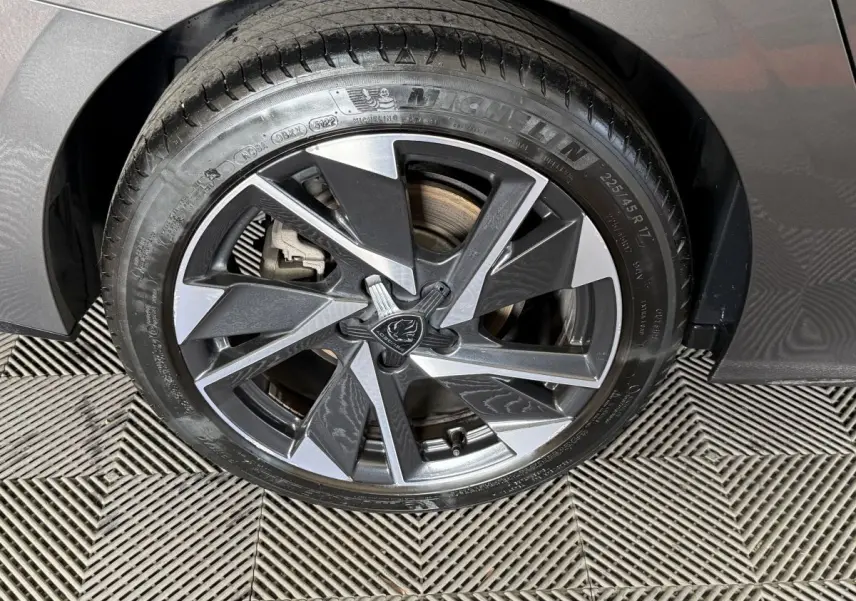 Gros plan sur la roue avant droite gris foncé d'une Peugeot 308 SW 2022 avec jante alliage au design moderne.