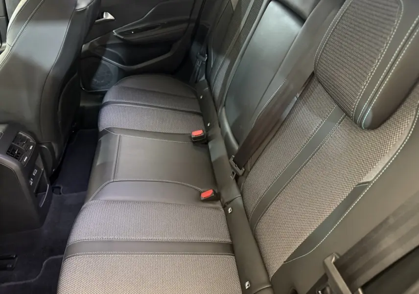 Vue intérieure côté droit des sièges arrière gris foncé en tissu et cuir de la Peugeot 308 SW Allure Pack 2022.